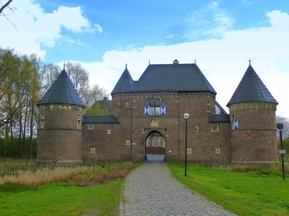 Die Burg Vondern in Oberhausen – spätmittelalterliche Wasserburg mit zwei Rundtürmen und Torbogen, Veranstaltungsort von Scots on the Castle