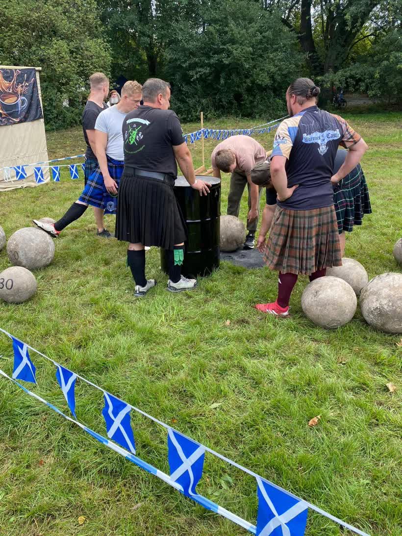 Highland-Games-Athleten in Kilts beim Steinheben auf der Burg Vondern Oberhausen